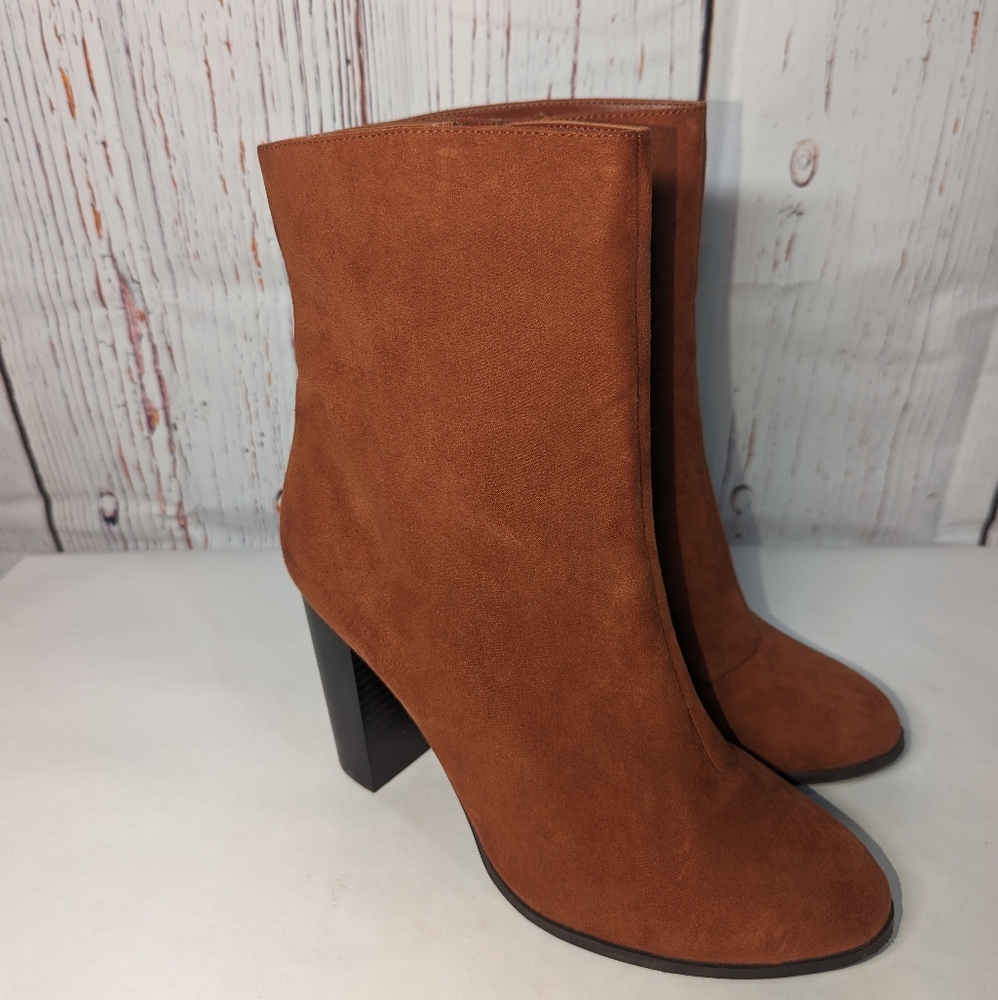 NWOT F&F Orange Boots size 8